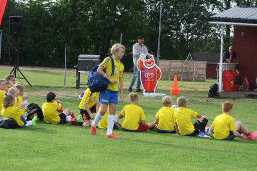 Full fart med uppvärmning och sen fotbollsbrännboll