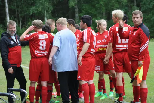 Ett Ax-plock av matchbilder signerat "sportchefen, Hossein och Chippen!