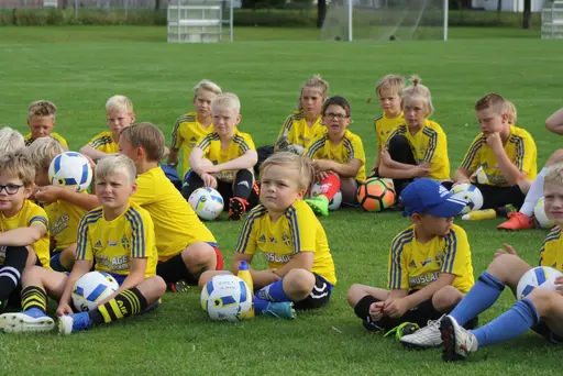 Full fart med uppvärmning och sen fotbollsbrännboll