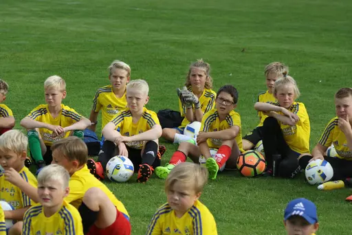Full fart med uppvärmning och sen fotbollsbrännboll