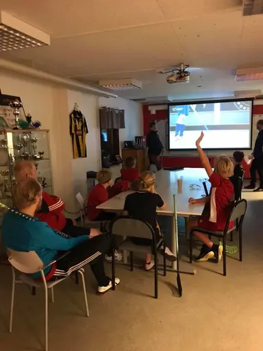 Uppvärmning, matcher, domarutbildning, utrustning, speedshooting och fika!