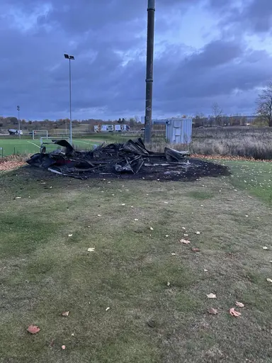 Bild från invigningen 2002, branden 2024 och nu när kiosken är borta!