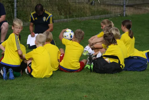 Full fart med uppvärmning och sen fotbollsbrännboll