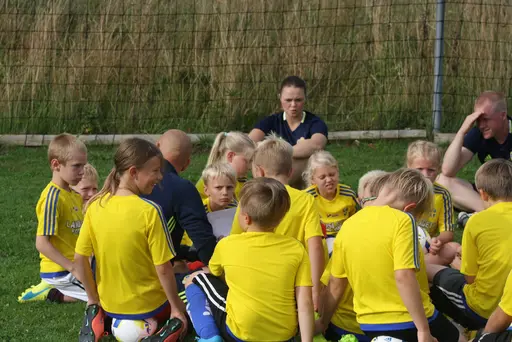 Full fart med uppvärmning och sen fotbollsbrännboll