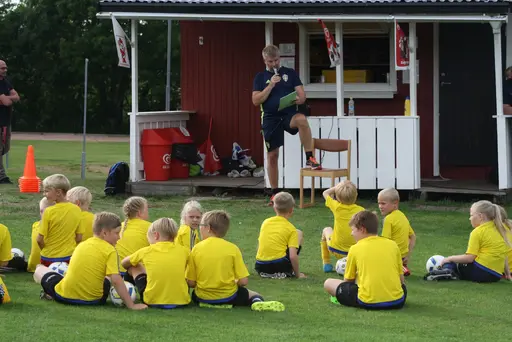 Full fart med uppvärmning och sen fotbollsbrännboll