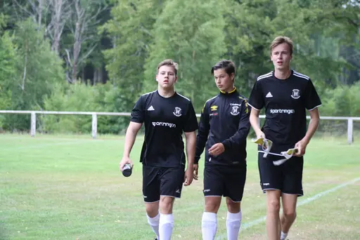 Ett Ax-plock av matchbilder signerat "sportchefen, Hossein och Chippen!