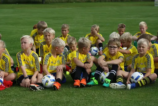 Full fart med uppvärmning och sen fotbollsbrännboll
