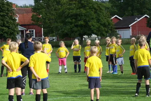 Full fart med uppvärmning och sen fotbollsbrännboll