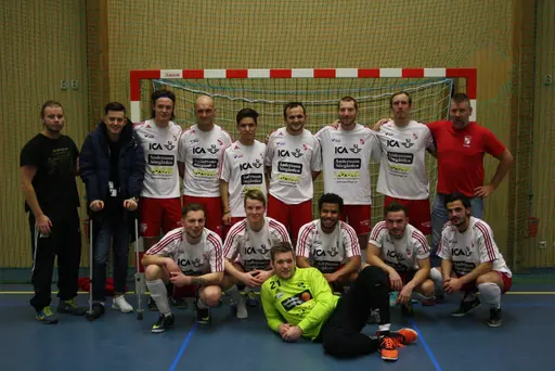 Dagens trupp, dock saknas en av de assisterande coacherna Joakim Johansson på bilderna