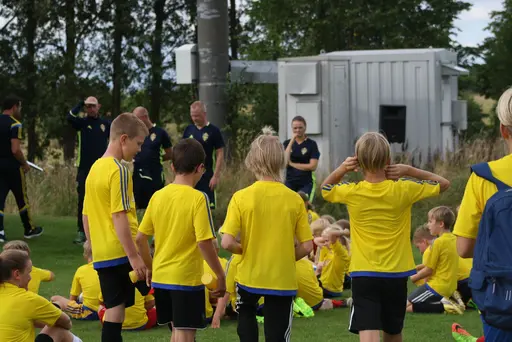 Full fart med uppvärmning och sen fotbollsbrännboll