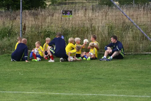 Full fart med uppvärmning och sen fotbollsbrännboll