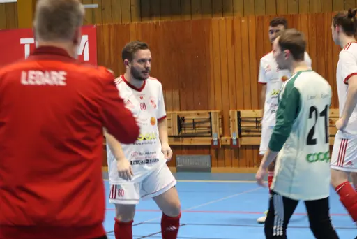 2 lag i olika grupper, drygt 20 spelare och 13 pinnar på 6 matcher!