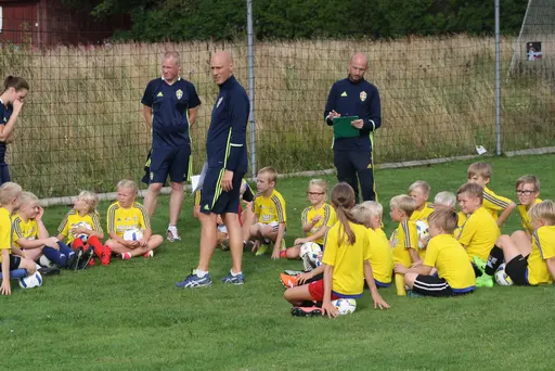 Full fart med uppvärmning och sen fotbollsbrännboll