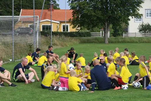 Full fart med uppvärmning och sen fotbollsbrännboll