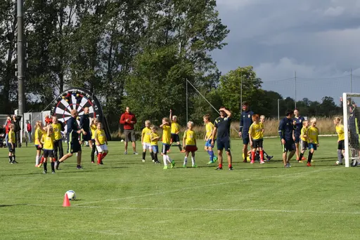 Söndagen avslutades med matcher för alla lagen blandat med "ösregn" och prisutdelning!
