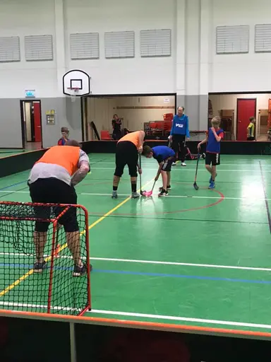 Uppvärmning, matcher, domarutbildning, utrustning, speedshooting och fika!