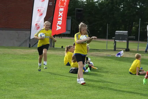 Full fart med uppvärmning och sen fotbollsbrännboll