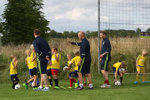 Full fart med uppvärmning och sen fotbollsbrännboll