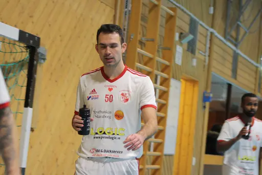 2 lag i olika grupper, drygt 20 spelare och 13 pinnar på 6 matcher!