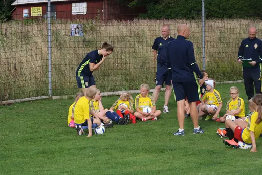 Full fart med uppvärmning och sen fotbollsbrännboll