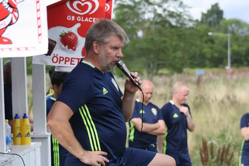 Full fart med uppvärmning och sen fotbollsbrännboll
