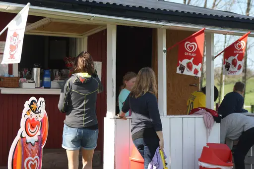 Mycket folk runt planen och inte minst runt kiosken.