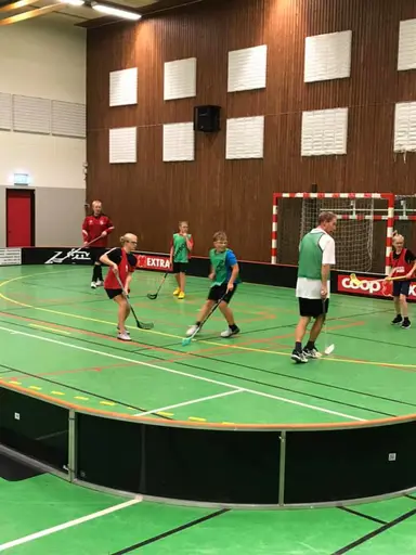 Uppvärmning, matcher, domarutbildning, utrustning, speedshooting och fika!