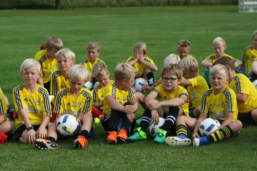 Full fart med uppvärmning och sen fotbollsbrännboll