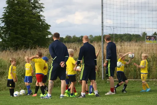 Full fart med uppvärmning och sen fotbollsbrännboll