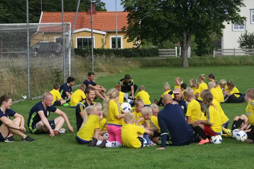 Full fart med uppvärmning och sen fotbollsbrännboll