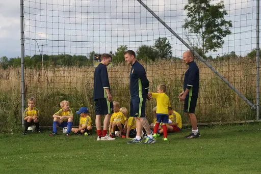 Full fart med uppvärmning och sen fotbollsbrännboll