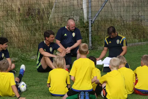 Full fart med uppvärmning och sen fotbollsbrännboll