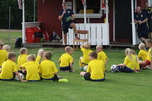 Full fart med uppvärmning och sen fotbollsbrännboll
