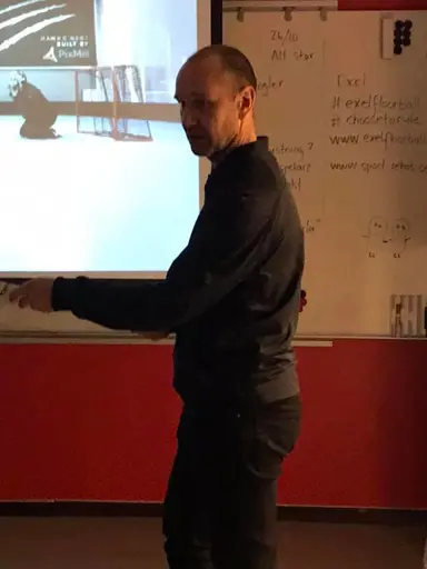 Uppvärmning, matcher, domarutbildning, utrustning, speedshooting och fika!