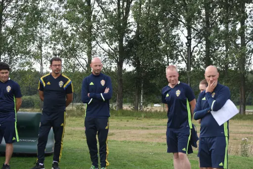Full fart med uppvärmning och sen fotbollsbrännboll