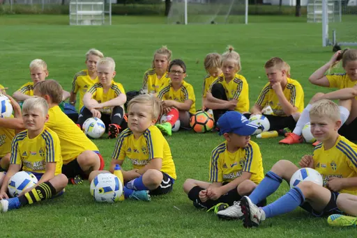 Full fart med uppvärmning och sen fotbollsbrännboll