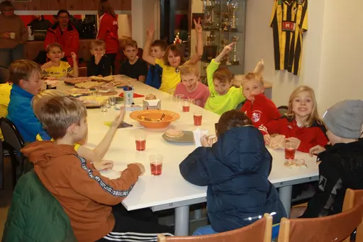 Sista träningen för säsongen blev de "Disco innebandy"