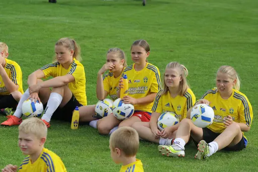 Full fart med uppvärmning och sen fotbollsbrännboll