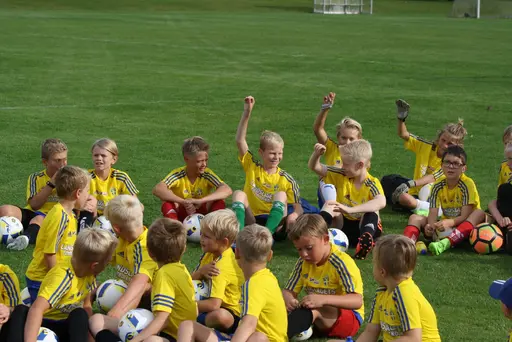 Full fart med uppvärmning och sen fotbollsbrännboll