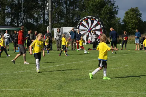 Söndagen avslutades med matcher för alla lagen blandat med "ösregn" och prisutdelning!