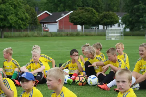 Full fart med uppvärmning och sen fotbollsbrännboll