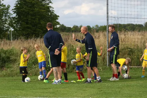 Full fart med uppvärmning och sen fotbollsbrännboll