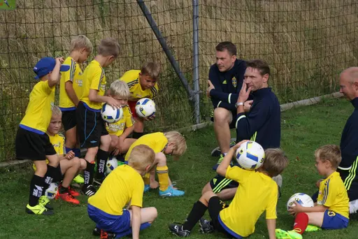 Full fart med uppvärmning och sen fotbollsbrännboll