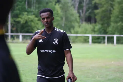 Ett Ax-plock av matchbilder signerat "sportchefen, Hossein och Chippen!