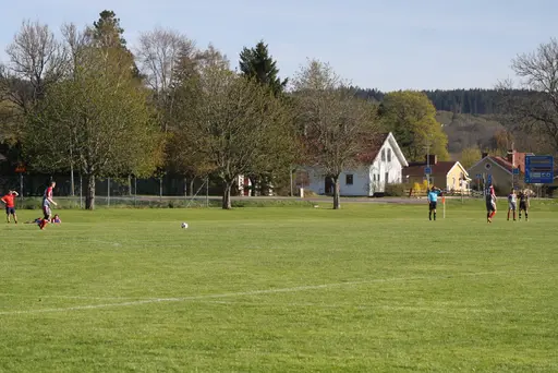 Mycket folk runt planen och inte minst runt kiosken.