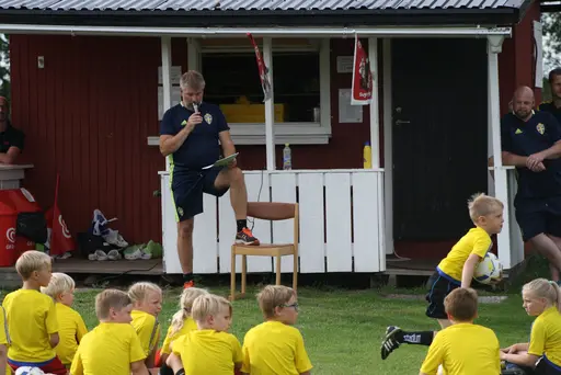 Full fart med uppvärmning och sen fotbollsbrännboll
