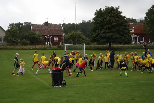 Pigga och alerta börjar vi med uppvärmning!