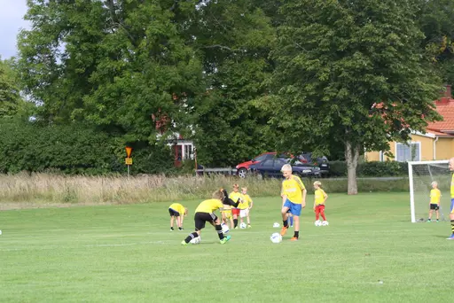 Full fart med uppvärmning och sen fotbollsbrännboll