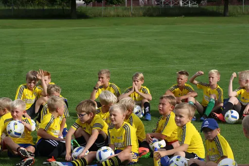 Full fart med uppvärmning och sen fotbollsbrännboll