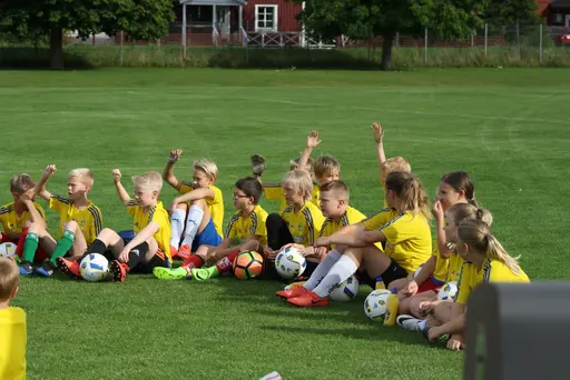 Full fart med uppvärmning och sen fotbollsbrännboll